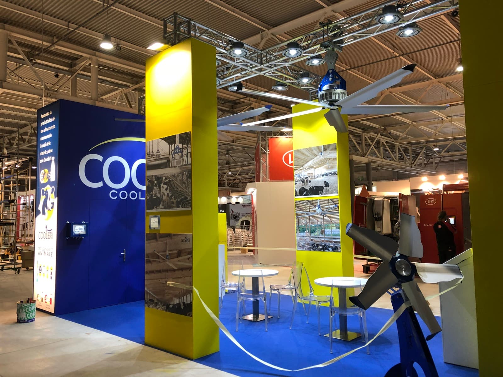 Coolibri stand with ventilation showcase
