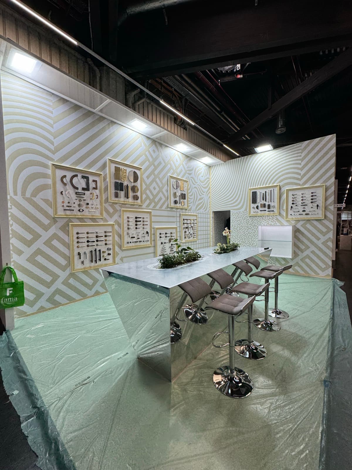 Fama patterned walls with handle displays