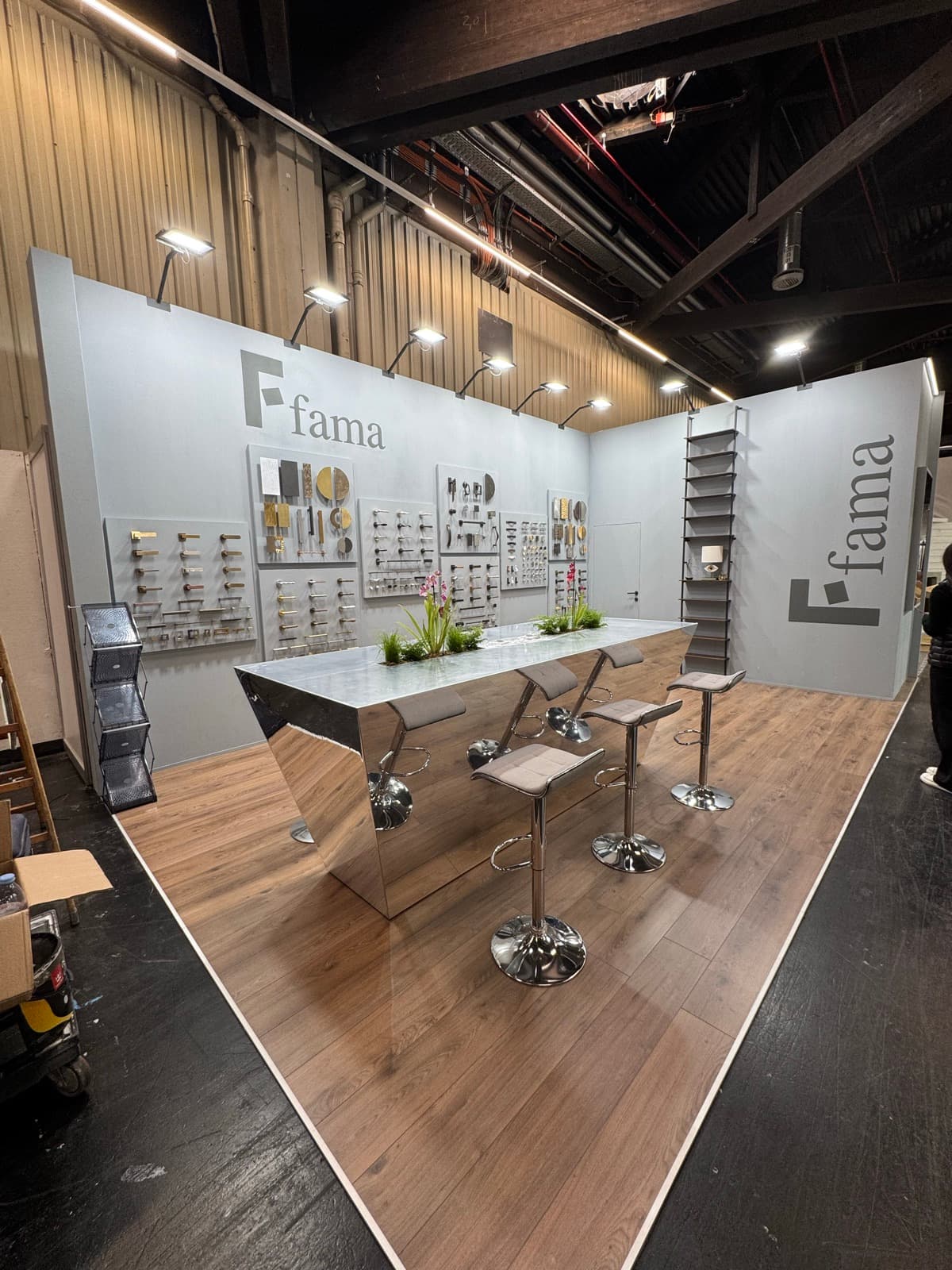 Fama handle display wall and table