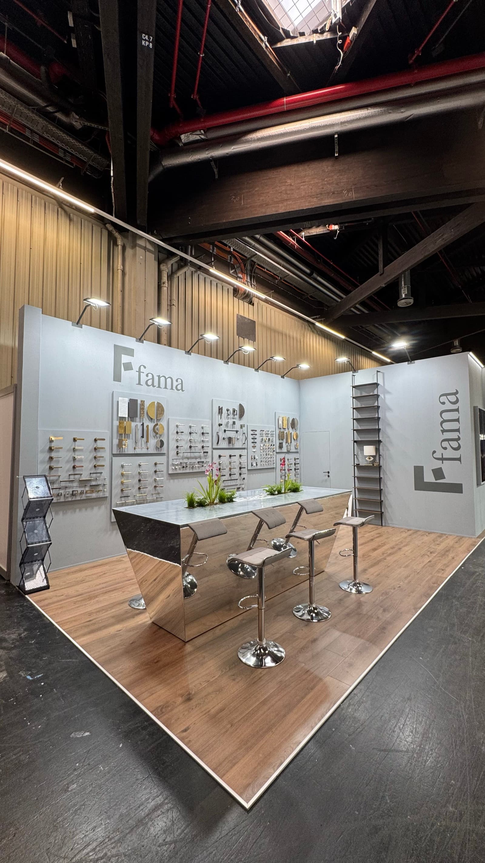Fama stand, alternate view