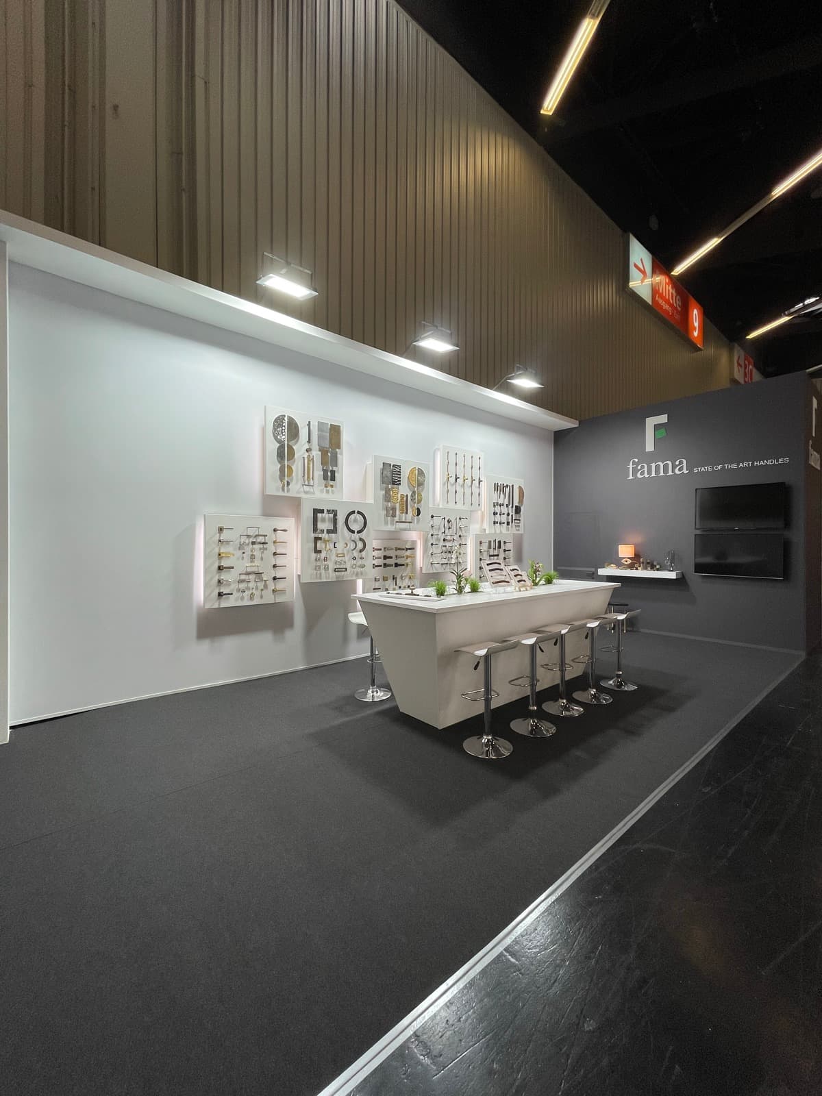 Fama stand with long counter