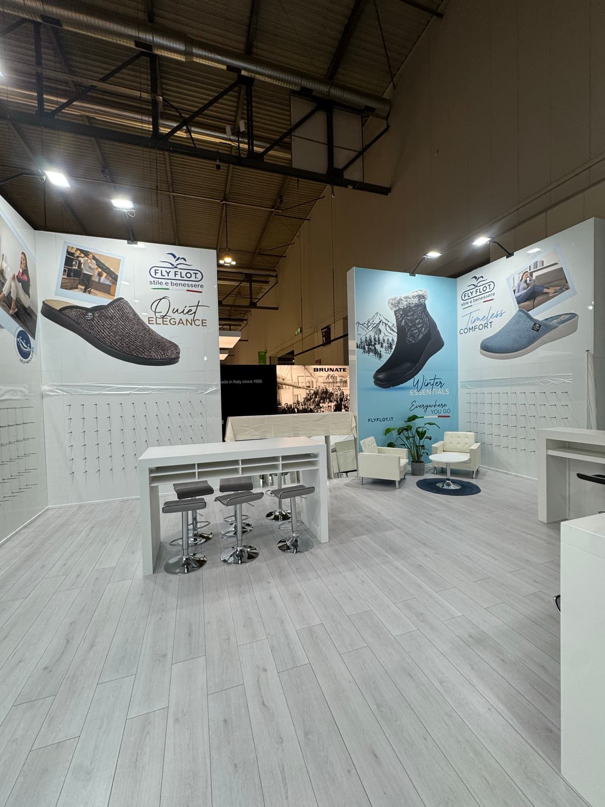 Fly Flot stand, central view