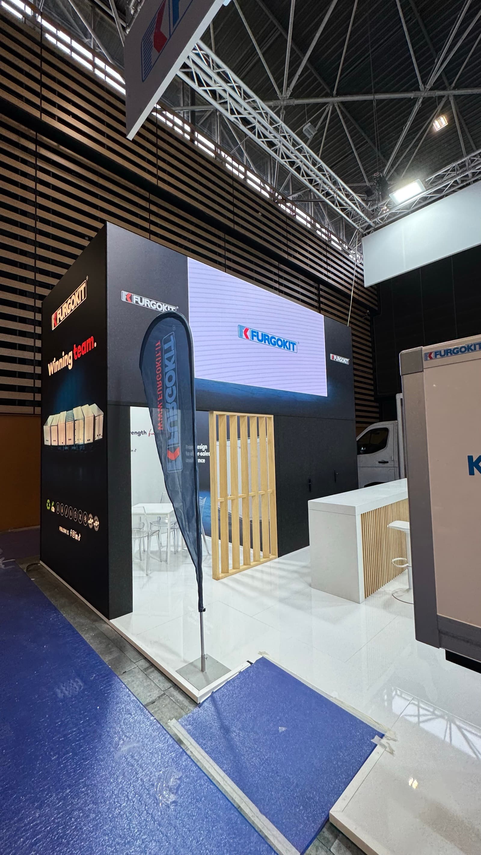 FocusRisparmio wood-slat wall with screen