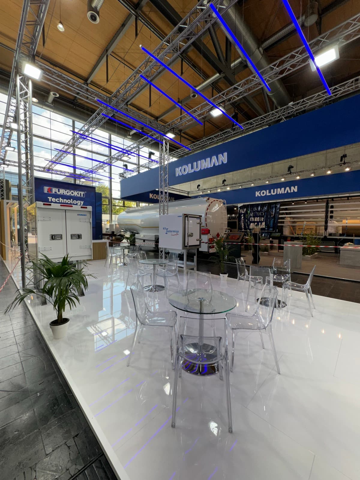 Furgokit stand with seating area