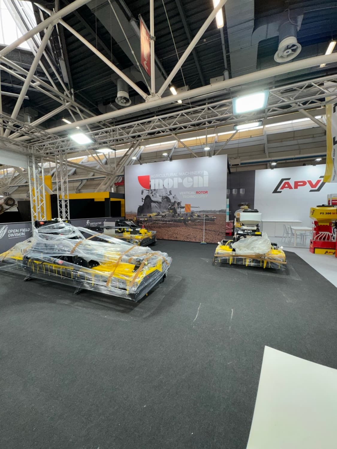 Moreni agricultural machinery stand