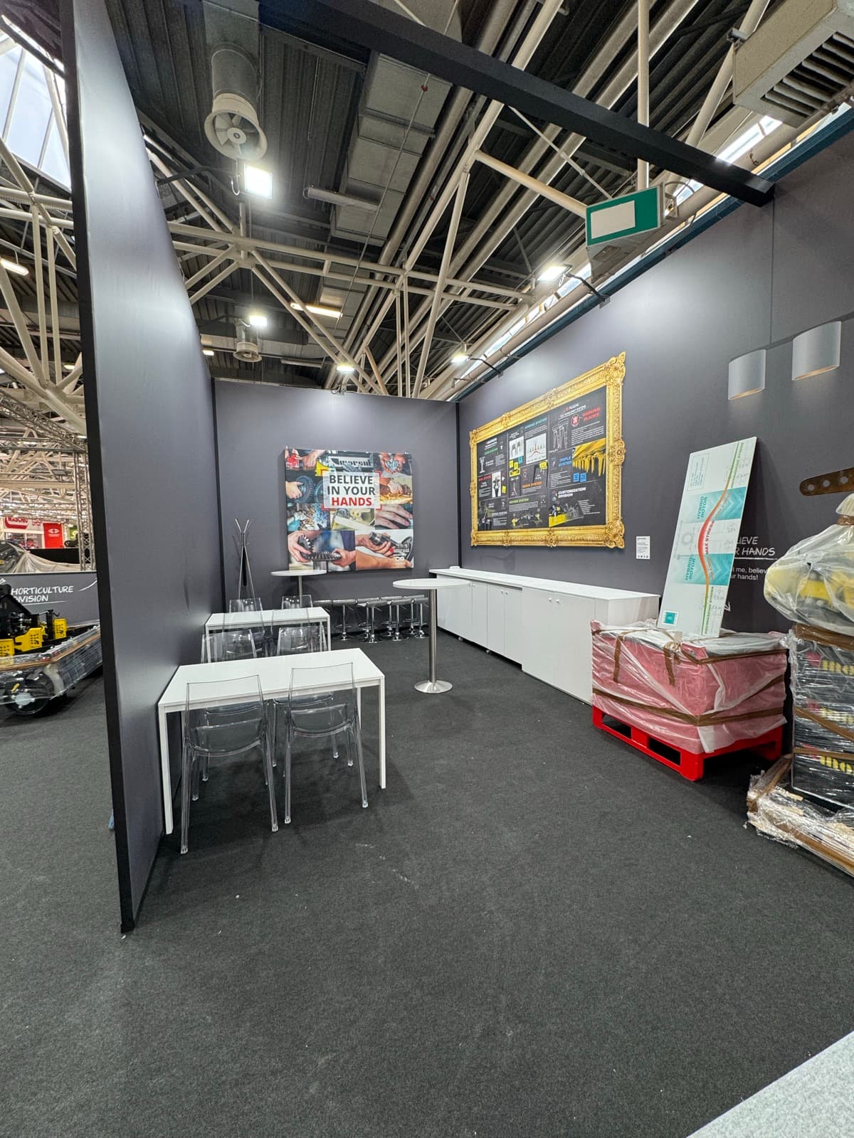 Moreni stand interior detail