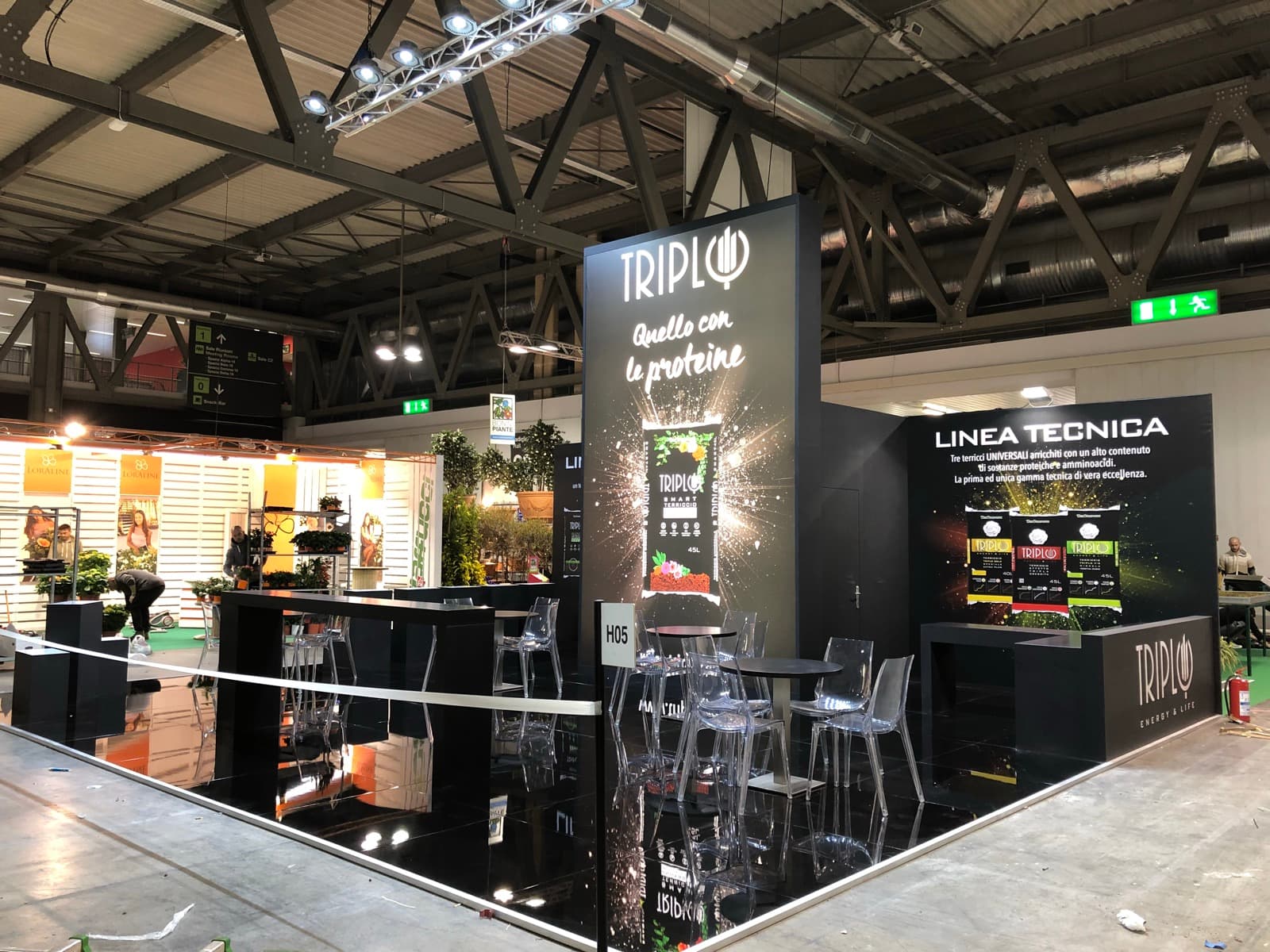Triplo stand with seating area